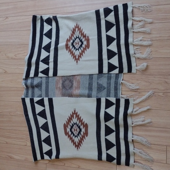 debut Fringed Knit Poncho with Geometric Pattern Size Small - Picture 5 of 10